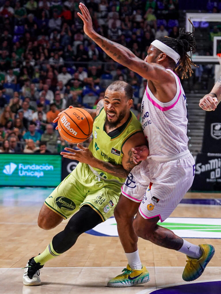 Justin Cobbs intenta superar a Albicy