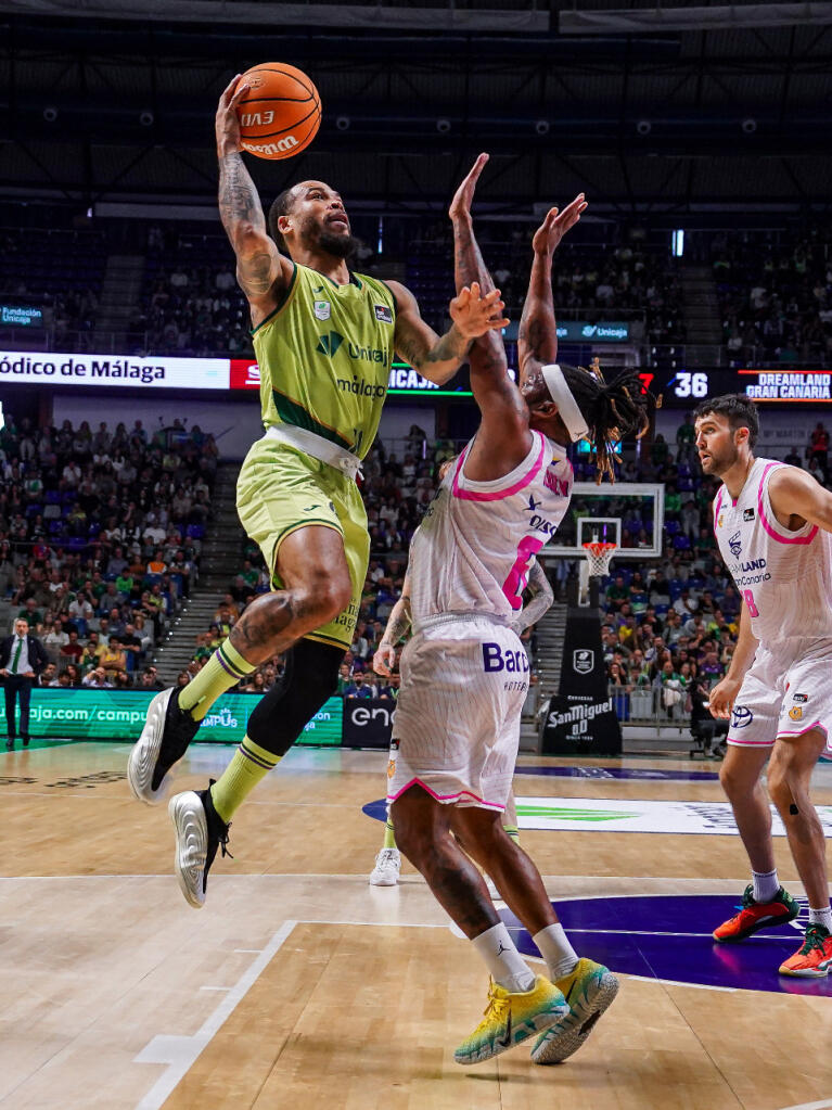 Justin Cobbs lanza ante Albicy