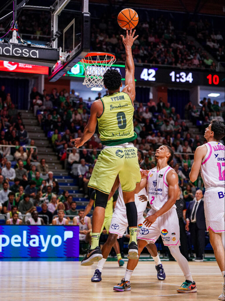 Tyson Pérez intenta la canasta
