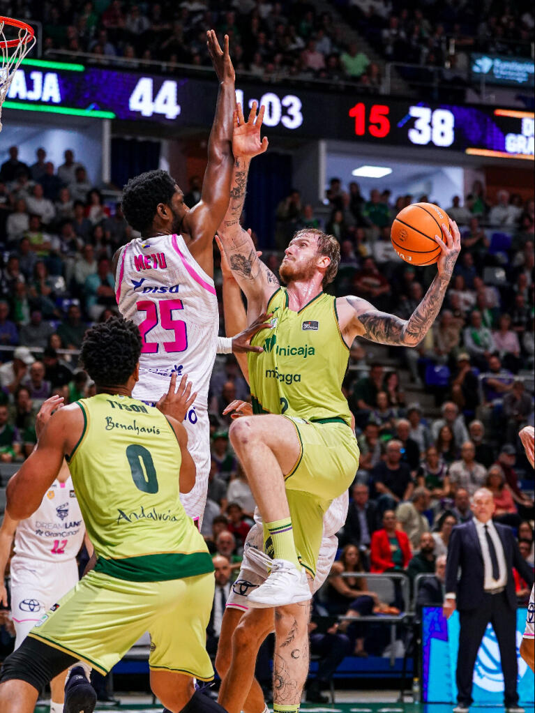 Olek Balcerowski intenta anotar ante Metu