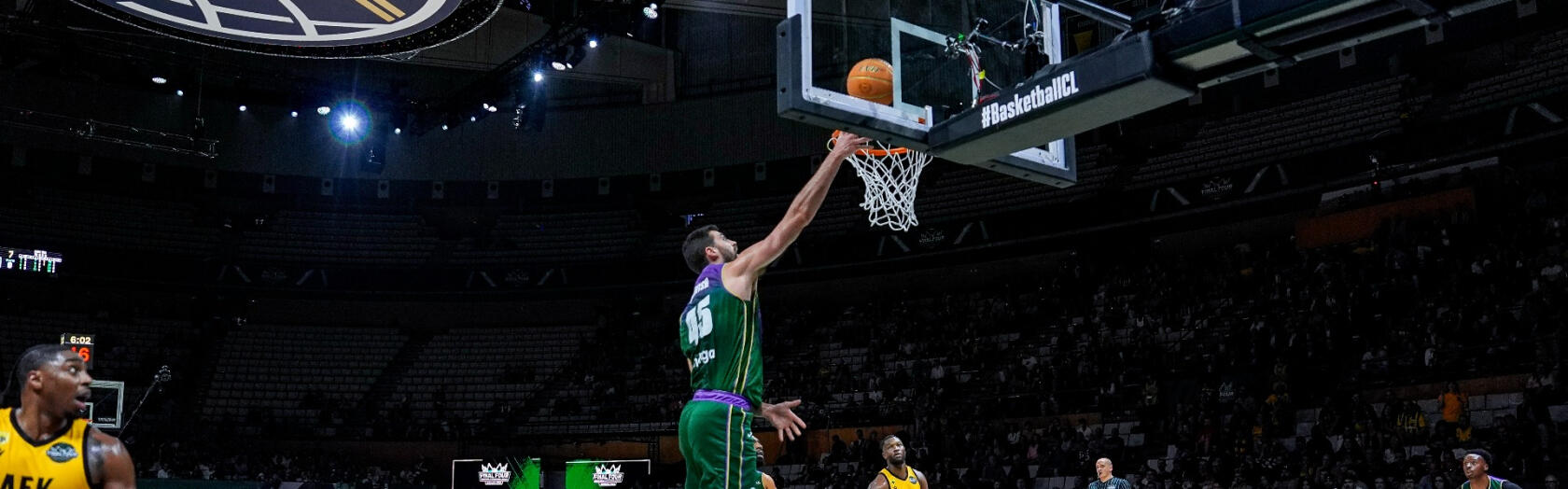David Kravish anota ante la defensa del AEK Atenas.