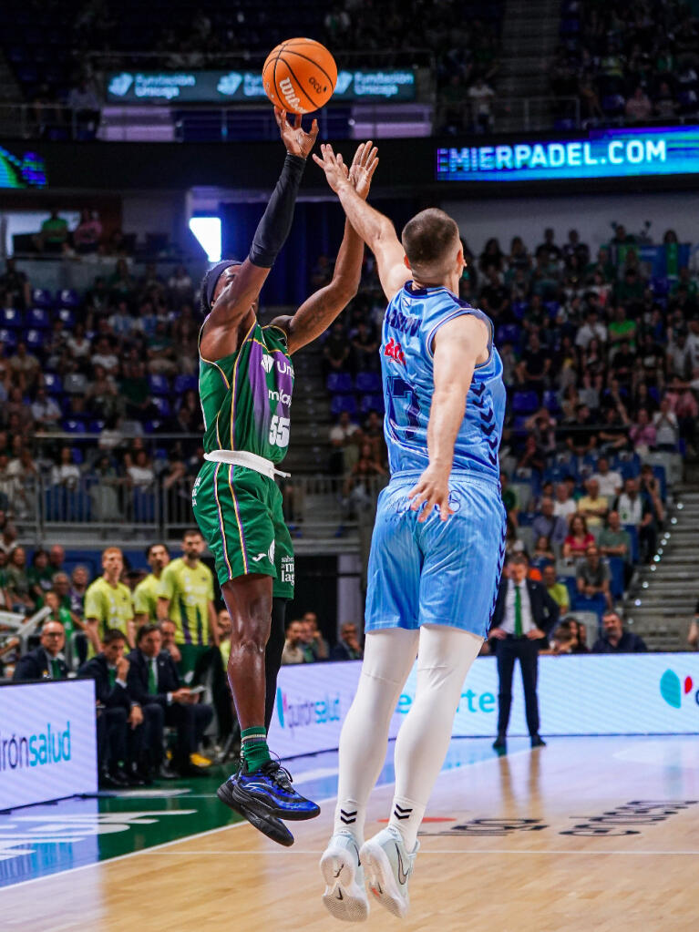 Kendrick Perry lanza un triple
