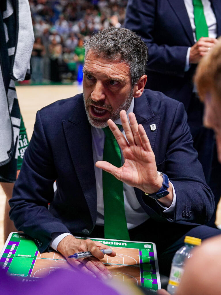 Ibon Navarro dando instrucciones