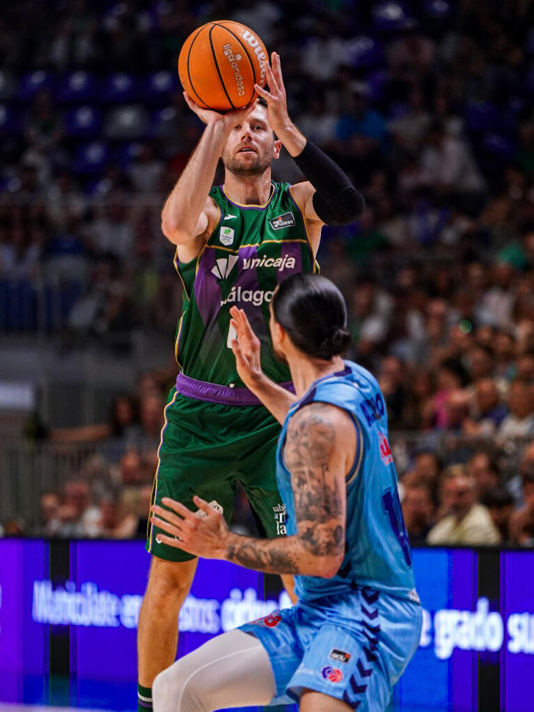 Tyler Kalinoski a punto de lanzar frente a Francis Alonso