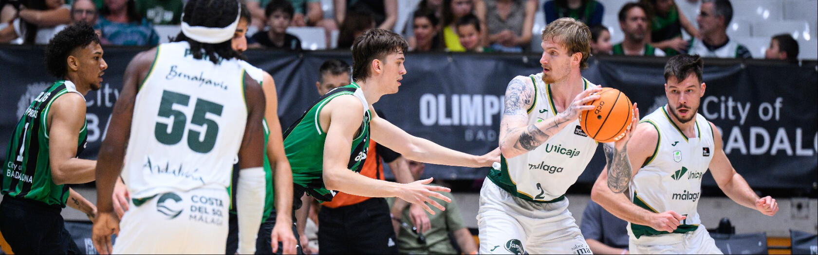 Olek Balcerowski trata de postear a su par.