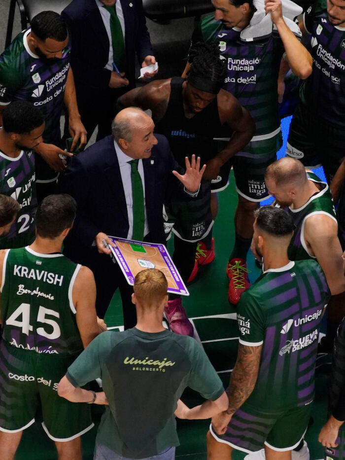 Txus Vidorreta da instrucciones antes de iniciarse el partido