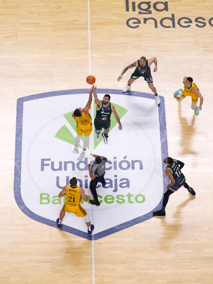 Salto inicial entre David Kravish y Ethan Happ