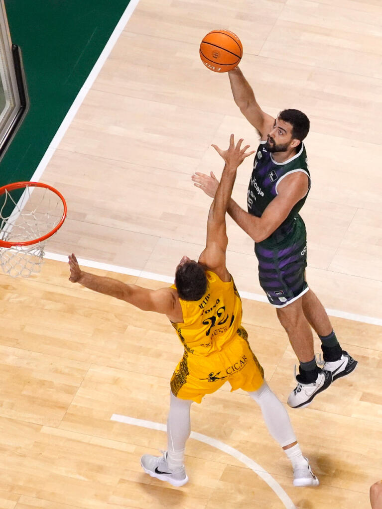 David Kravish trata de anotar un semigancho antes Ethan Happ