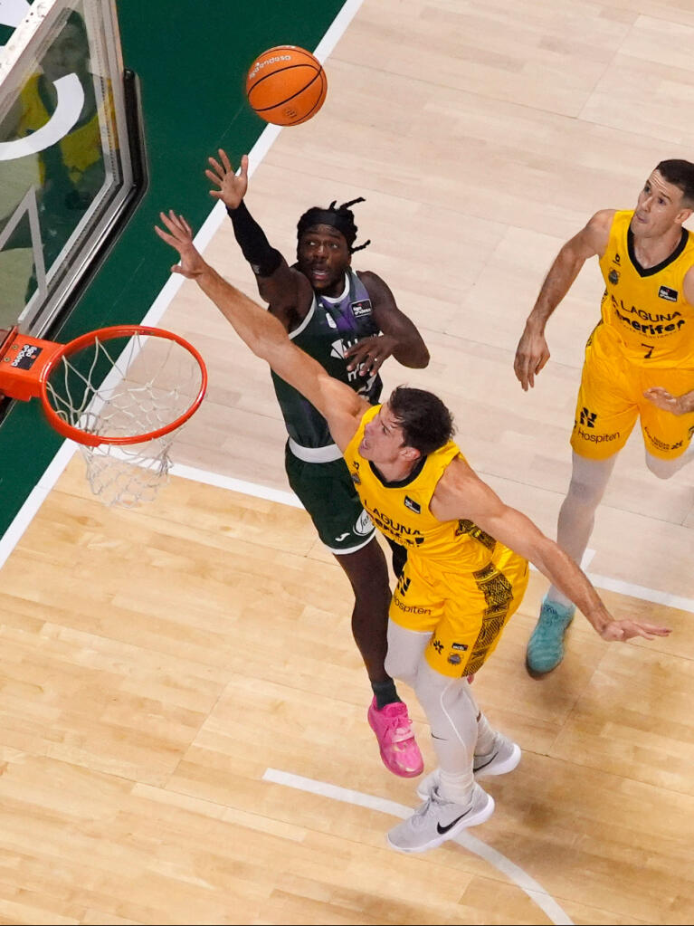Kendrick Perry anota una penetración