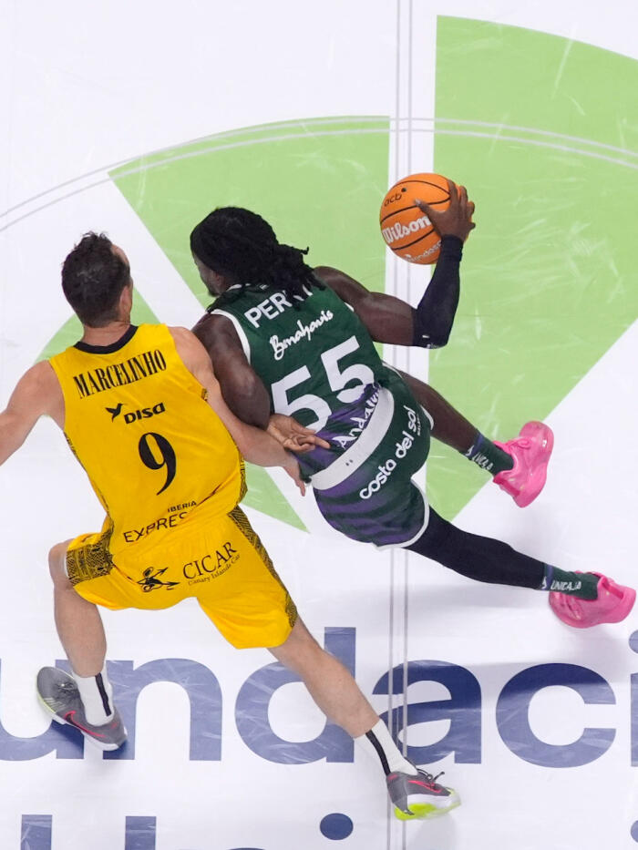 Kendrick Perry defendido por Marcelinho Huertas