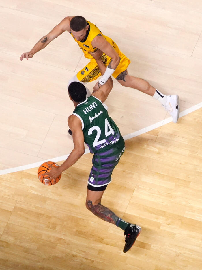 Cameron Hunt trata de lanzar ante Kyle Guy