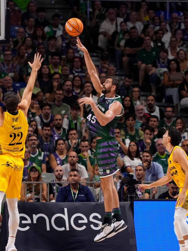 David Kravish lanza en semigancho