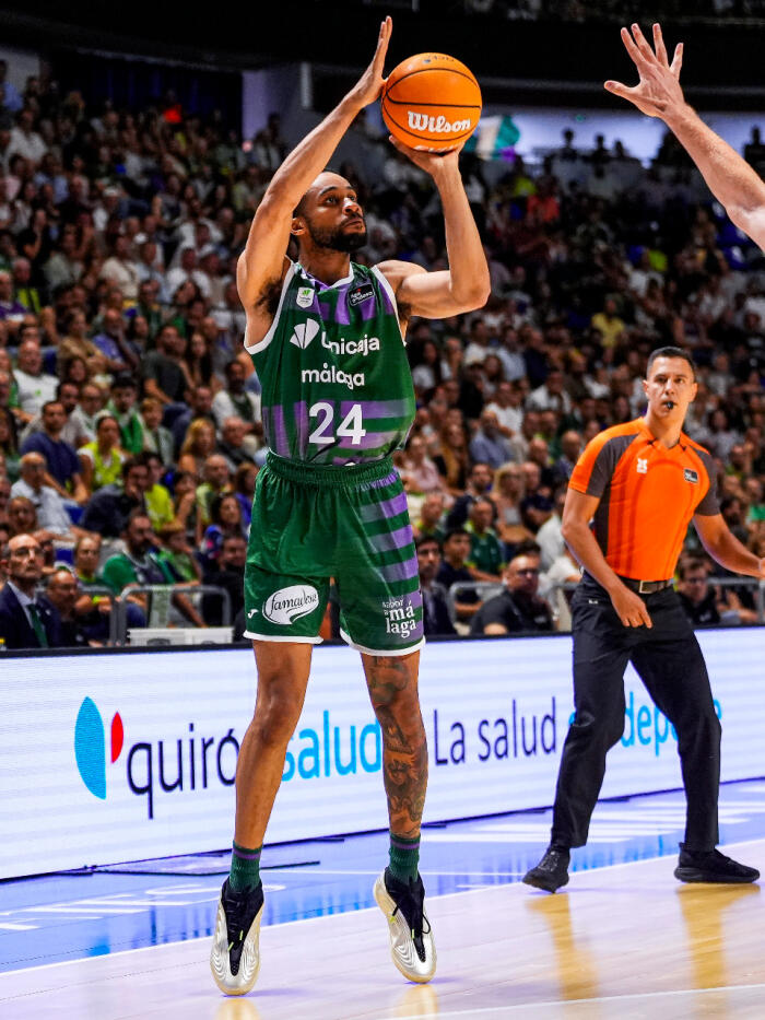 Cameron Hunt lanza un triple