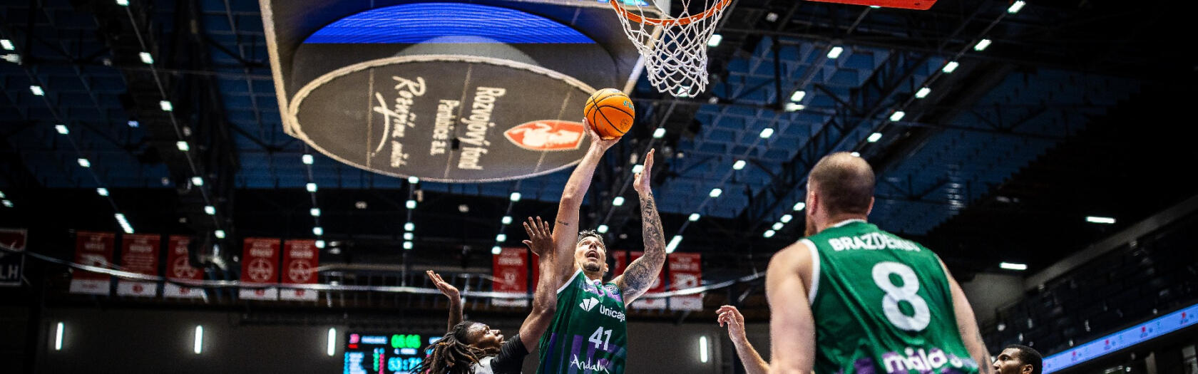 Willy Hernangómez anota frente al BK KVIS Pardubice.