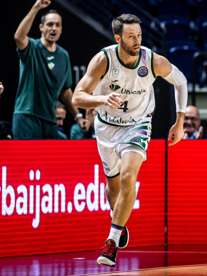 Tyler Kalinoski corre a defender tras anotar un triple