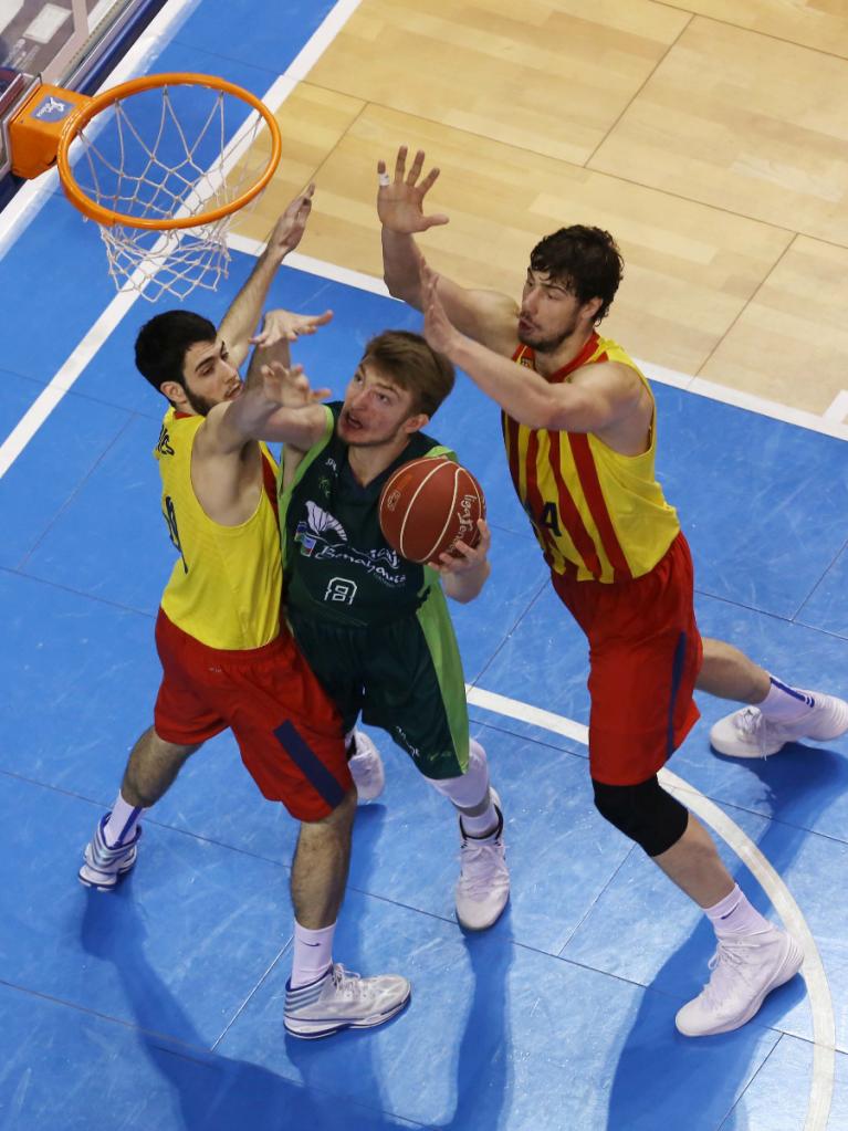 Sabonis se dispone a lanzar defendido por Abrines y Tomic