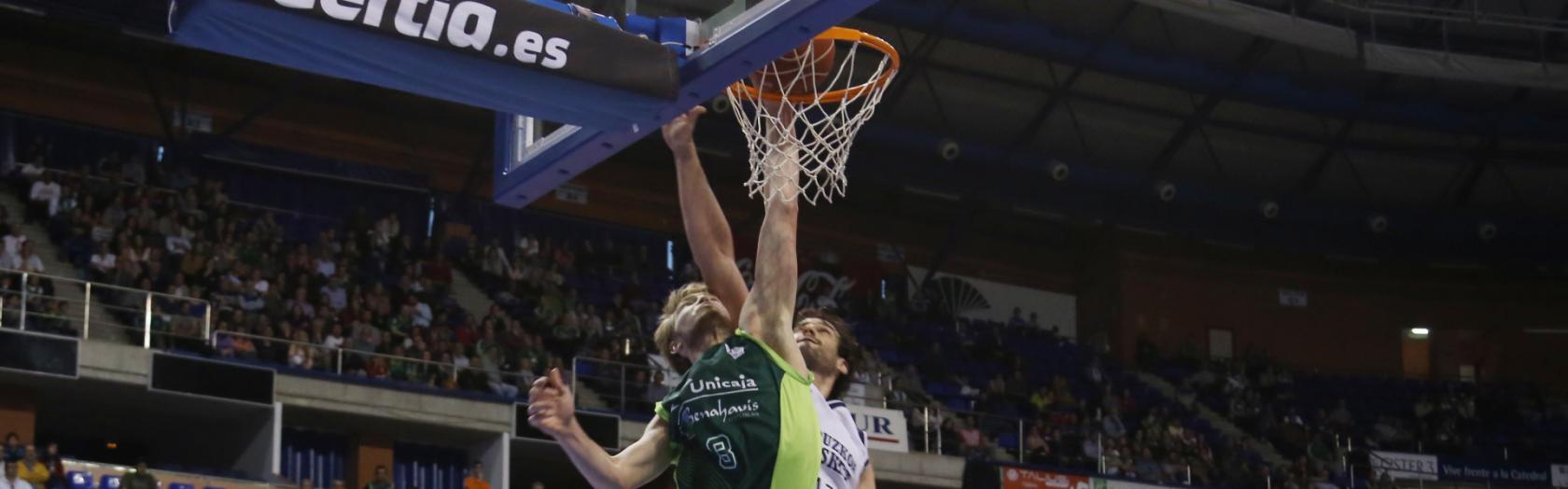 Sabonis machaca ante la defensa de Doblas