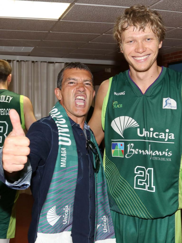 Kuzminskas posa junto a Antonio Banderas