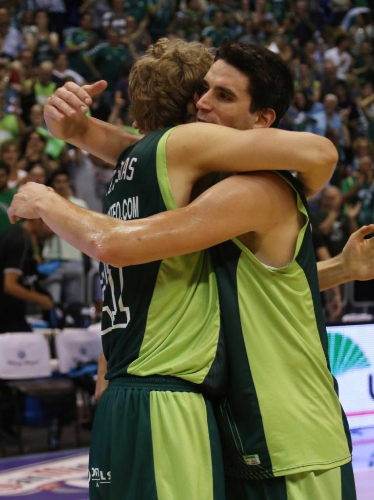 Suárez y Kuzminskas se funden en un abrazo al final del partido