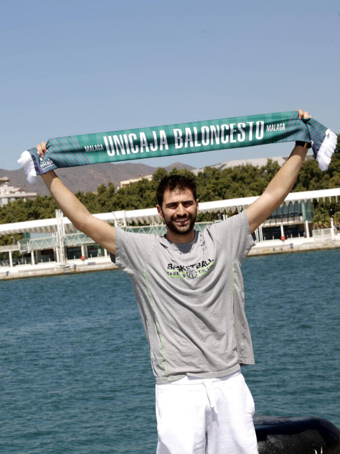 Vasileiadis muestra la bufanda del Unicaja con la catedral de fondo
