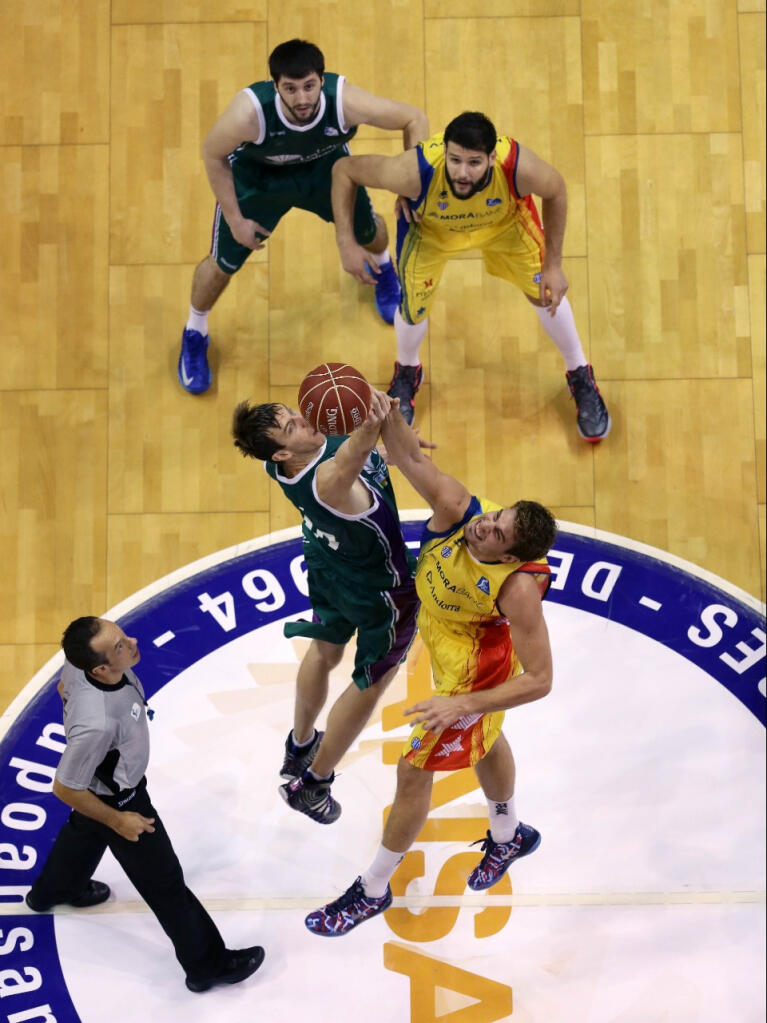 Fran Vázquez gana el salto inicial