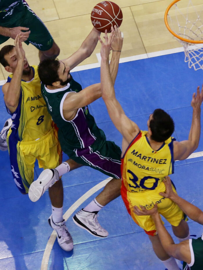 Vasileiadis anota de dos tras culminar una buena entrada a canasta