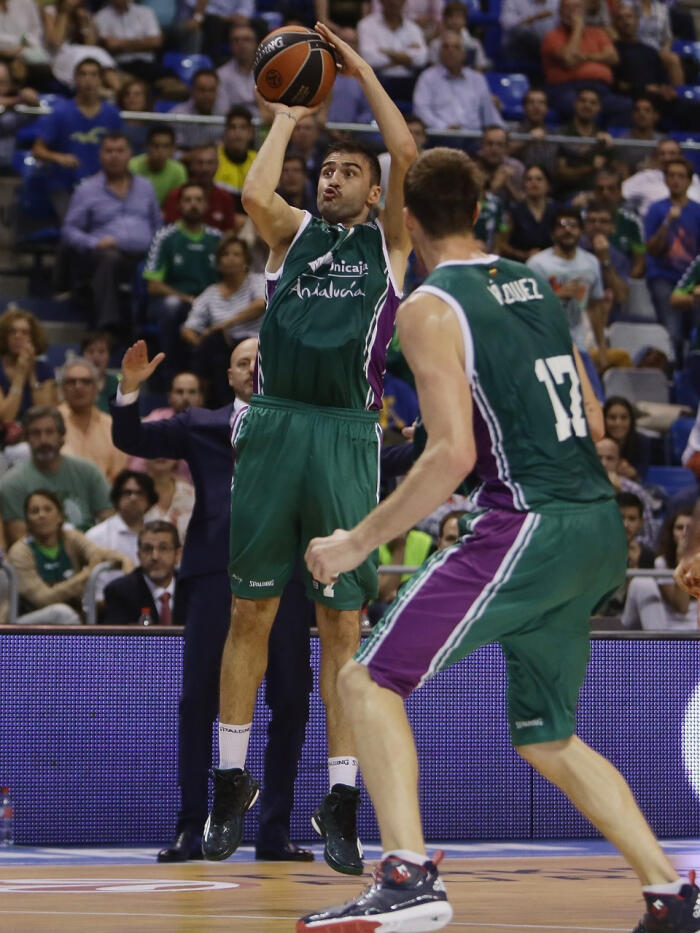 Kostas Vasileiadis lanza el triple que dio la victoria al equipo