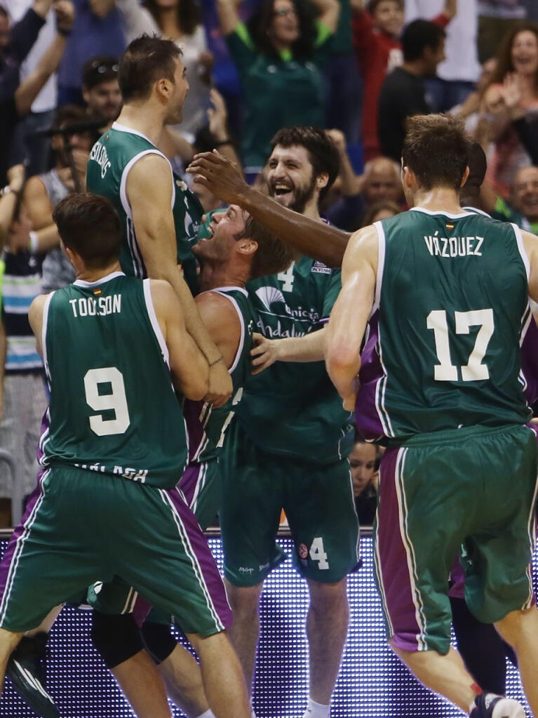 Los jugadores celebran con Vasileiadis el triple que vale la victoria