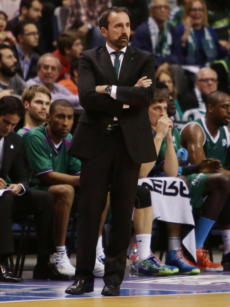 Joan Plaza observa el partido