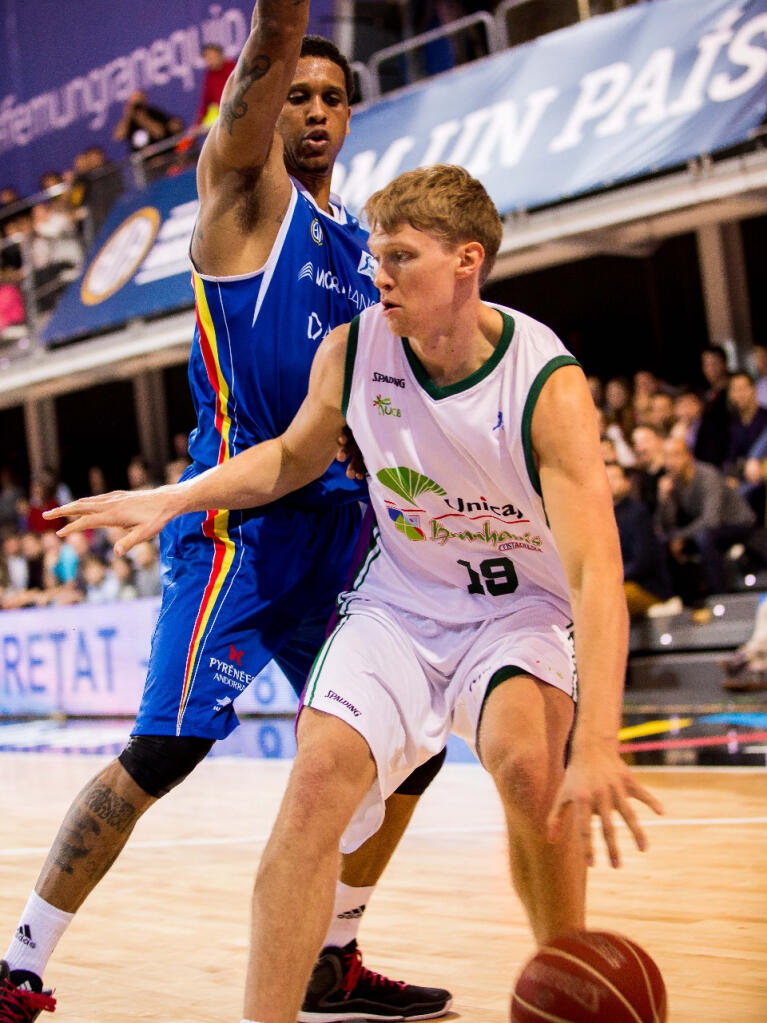 Kuzminskas trata de superar a su defensor