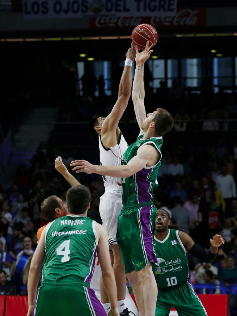 Salto inicial del partido entre Fran Vázquez y Ayón