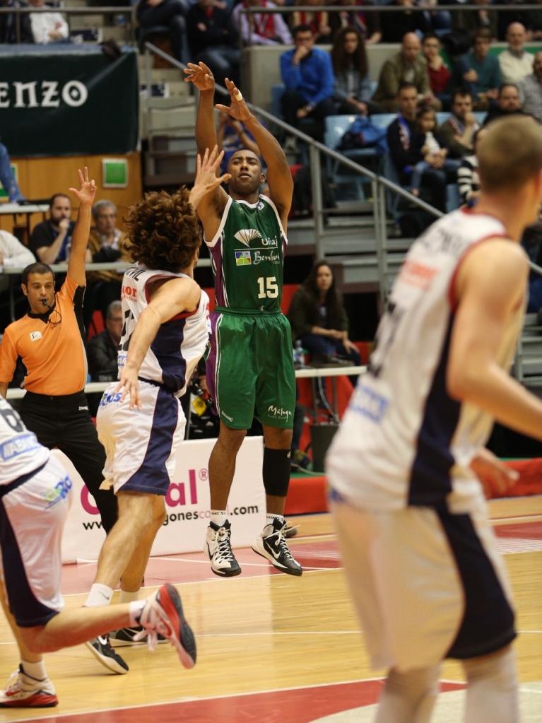 Granger lanzando a canasta