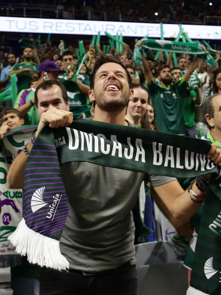 Pablo López ha cantado junto a la afición el himno que él mismo compuso para el equipo