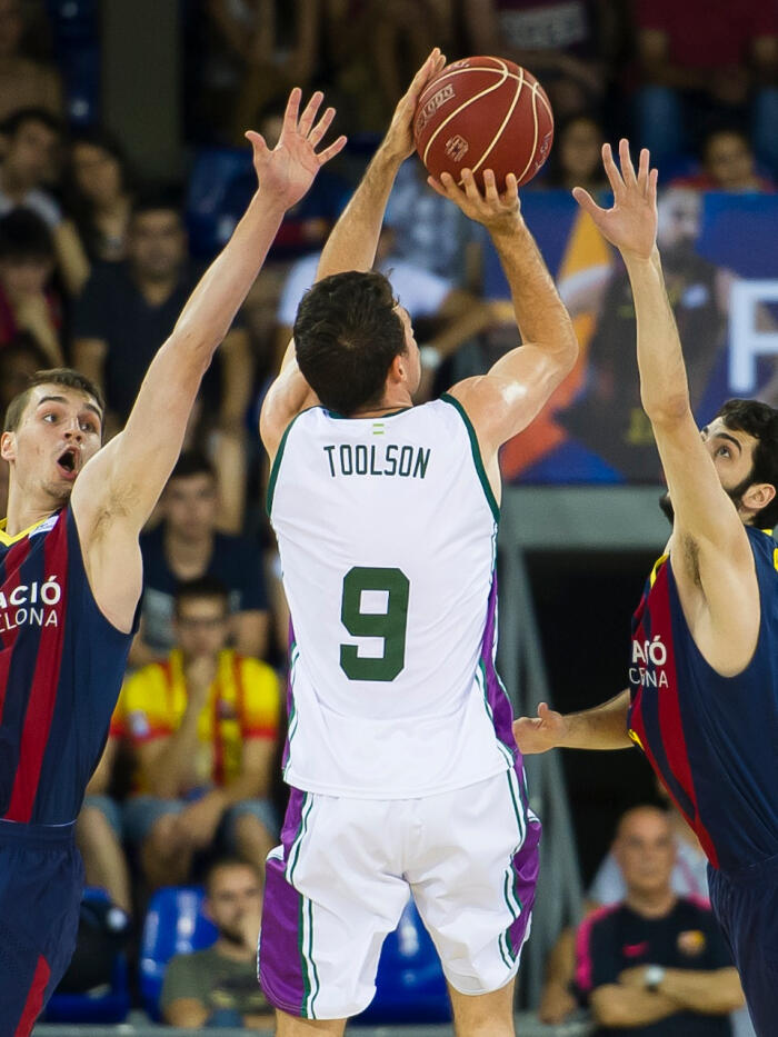 Hezonja y Abrines tratan de impedir el lanzamiento de Toolson