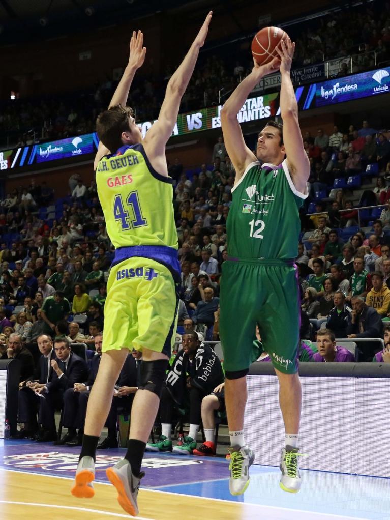 Carlos Suárez lanza el triple ante la defensa de Juancho Hernangómez