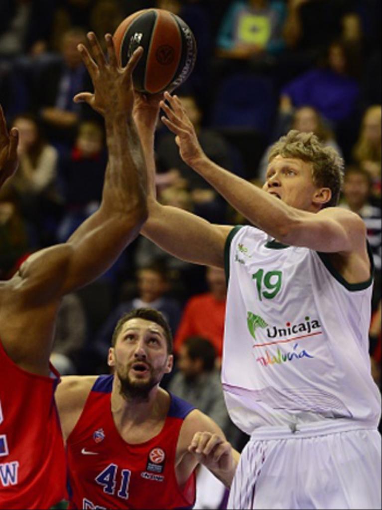 Kuzminskas lanza ante Hines