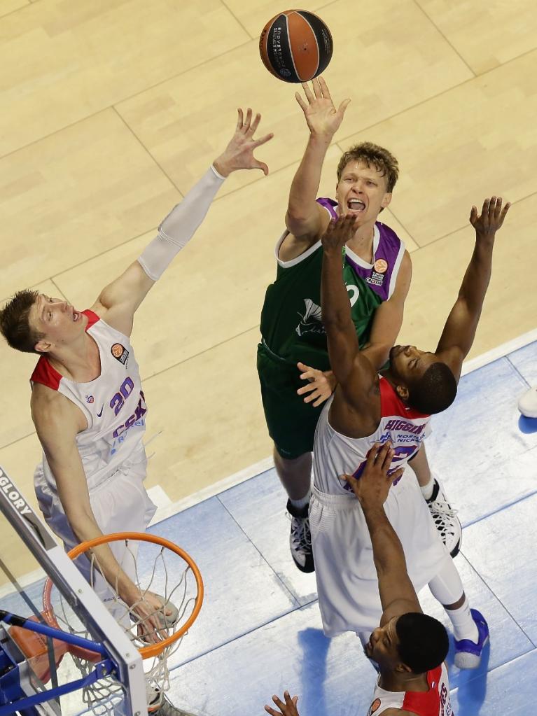 Kuzminskas anota rodeado de contrarios