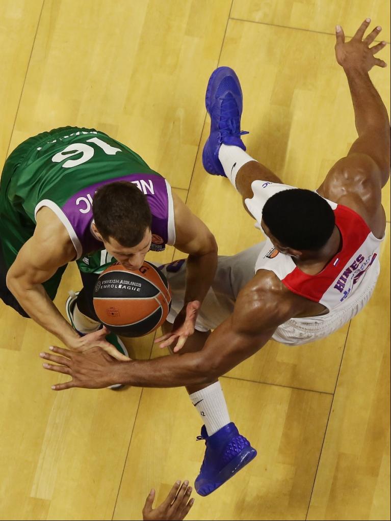 Nedovic, defendido por Hines