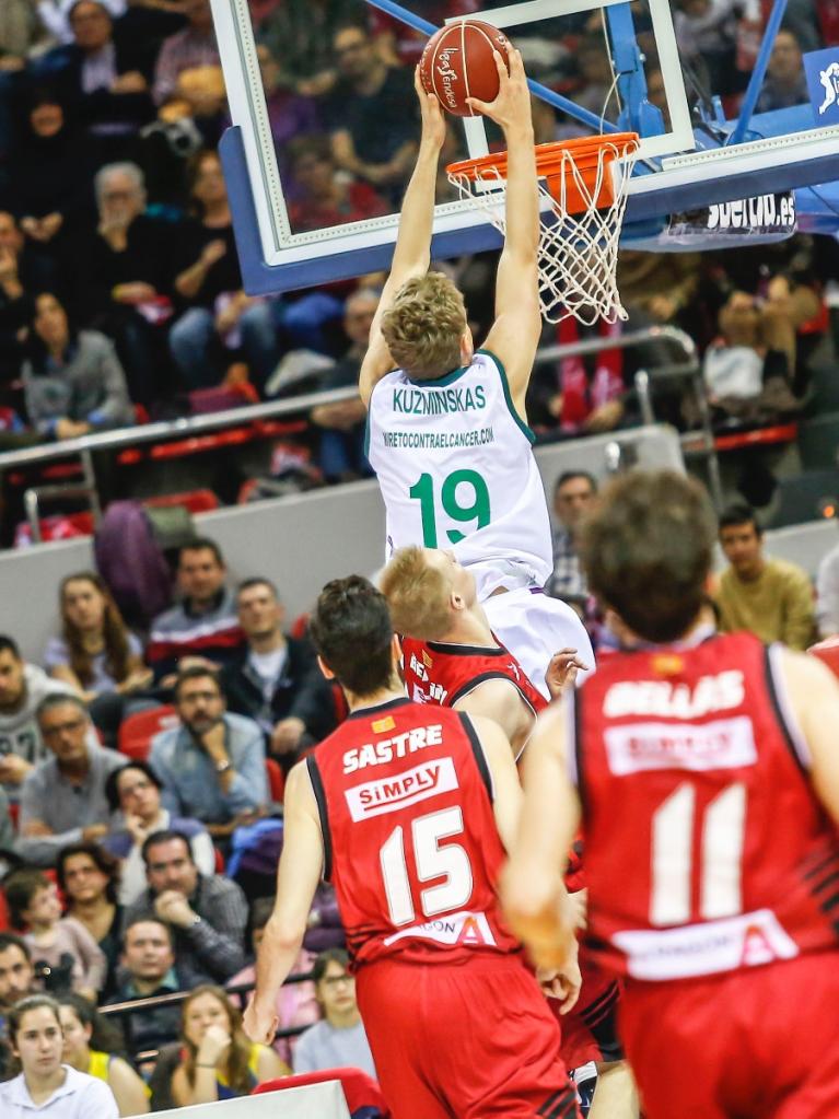 Kuzminskas machaca el aro