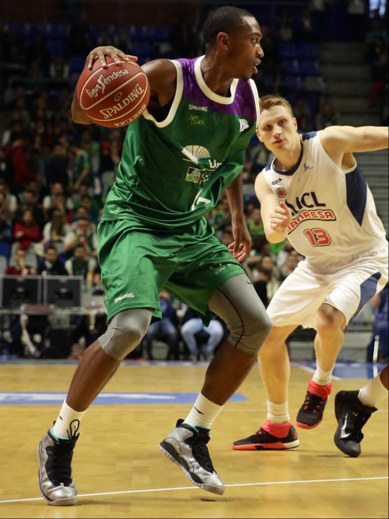 Jamar Smith, con el balón controlado