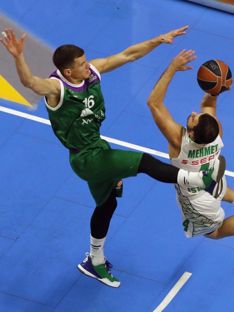 Nedovic defiende a Yagmur