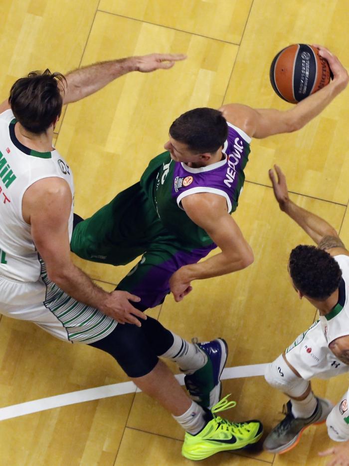 Nedovic protege el balón rodeado de contrarios