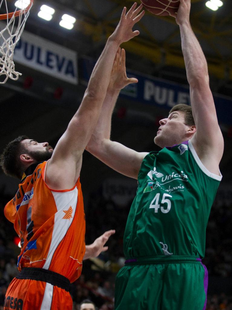 Cooley intenta anotar ante Dubljevic