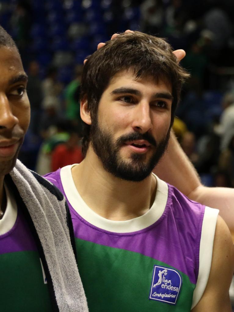 Cooley felicita a Dani Díez al final del partido