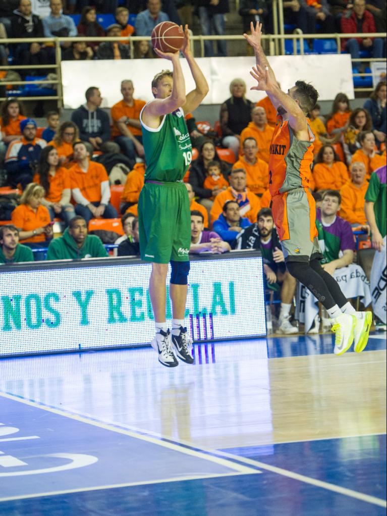 Kuzminskas hace un lanzamiento exterior