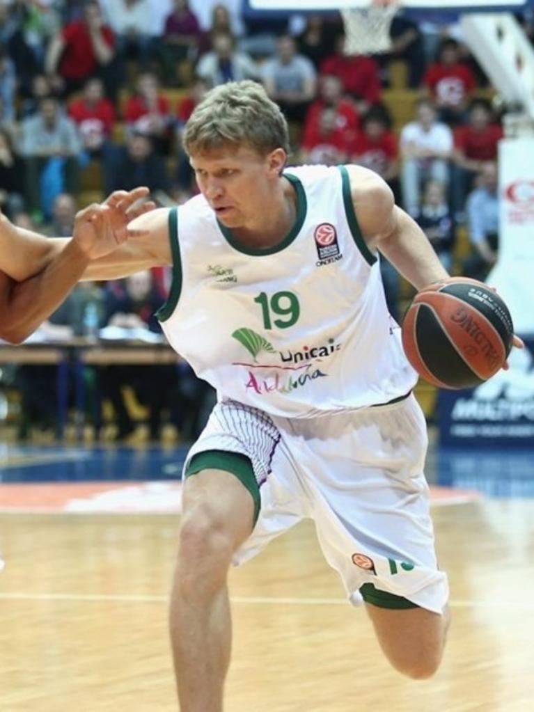 Kuzminskas intenta superar a su defensor