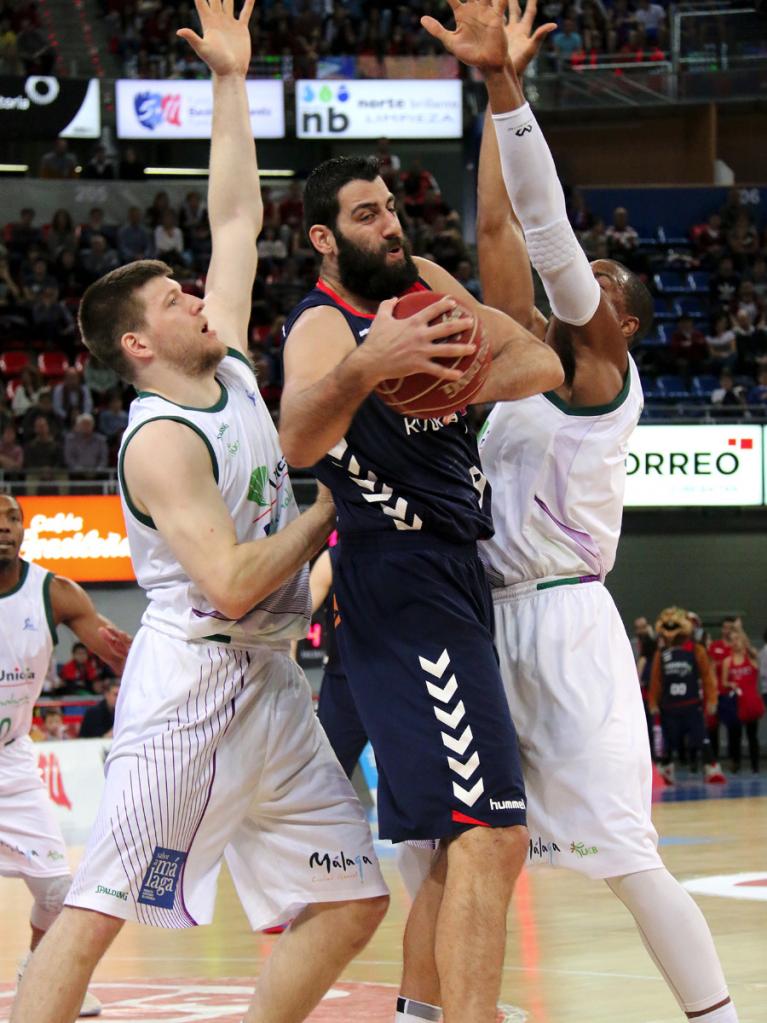 Cooley y Thomas defienden a Bourousis