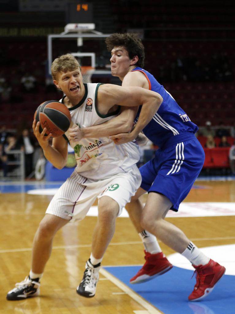 Kuzminskas intenta superar a su defensor 