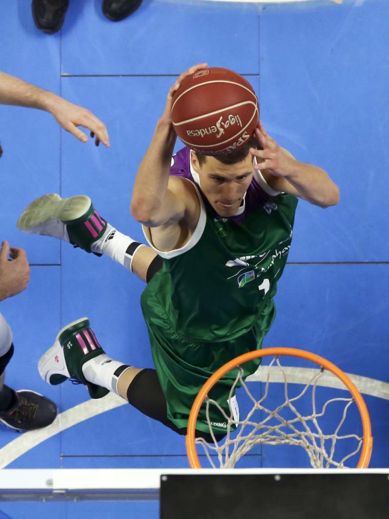 Nedovic se dispone a finalizar una penetración con un espectacular mate