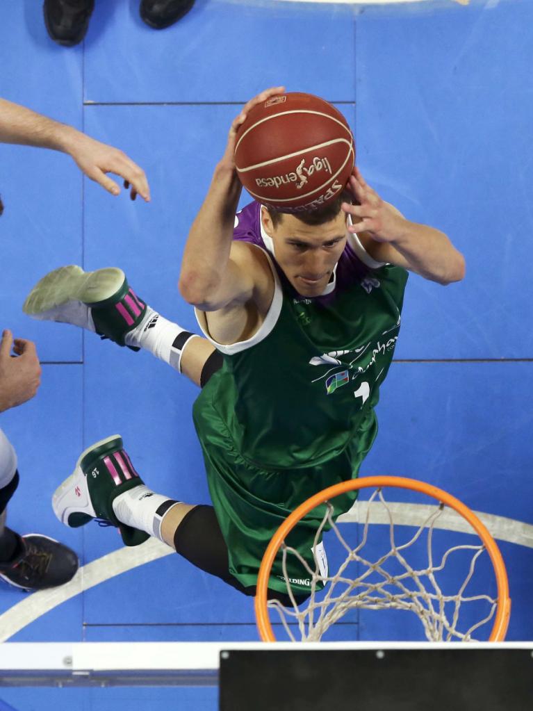 Nedovic se dispone a finalizar una penetración con un espectacular mate